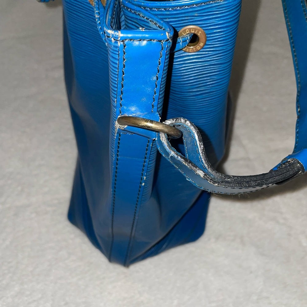 Louis Vuitton Epi Noe Bucket Bag in Blue with Drawstring - Picture 10 of 12